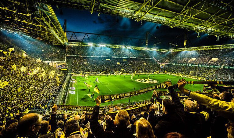 hinchas apasionados en un estadio de futbol