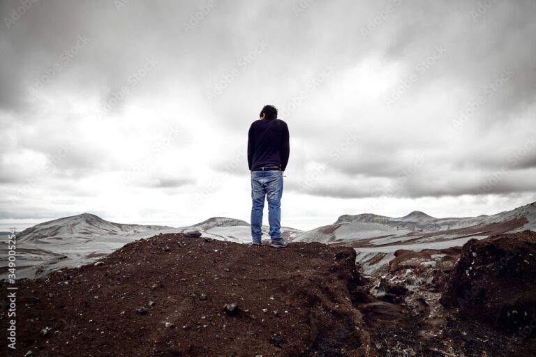 hombre contemplando un paisaje montanoso