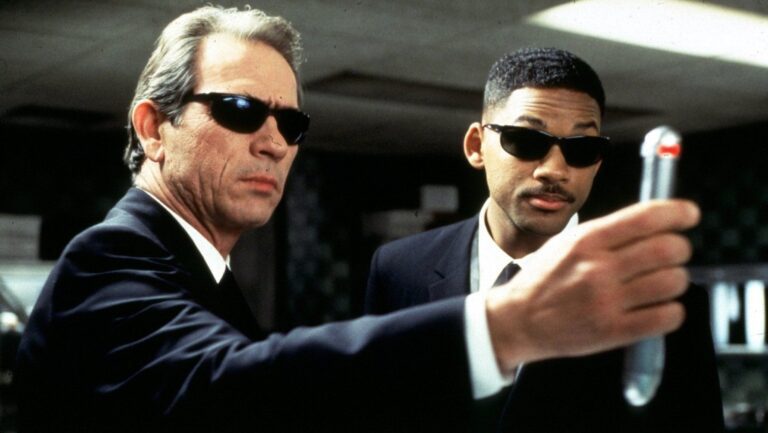 hombre de negro borrando recuerdos con dispositivo