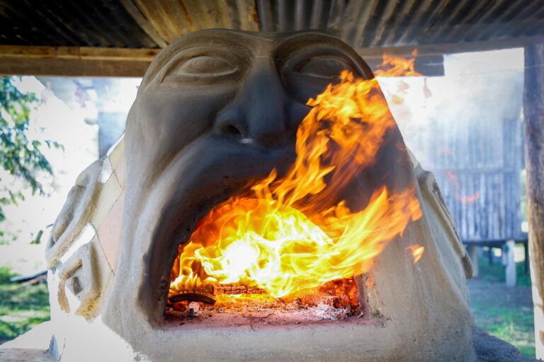 horno de barro al aire libre con fuego