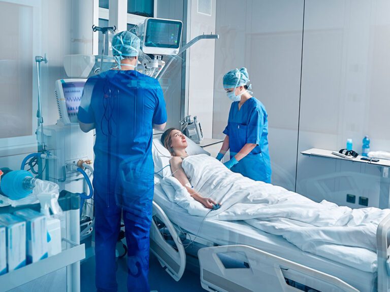 hospital con equipo medico y pacientes