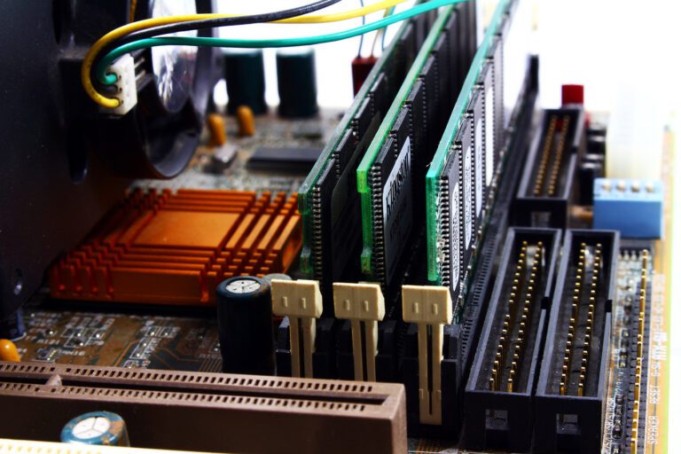 interior de una computadora con memoria ram