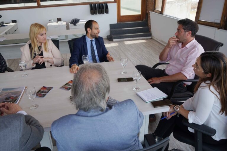 italiano y argentino colaborando en un proyecto