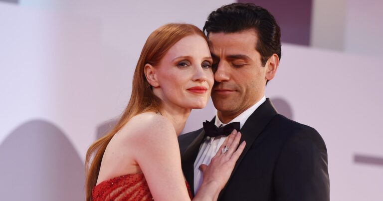 jessica chastain y oscar isaac juntos sonrientes