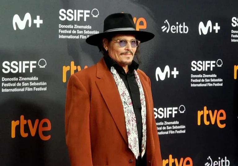 johnny depp con sombrero en una alfombra roja