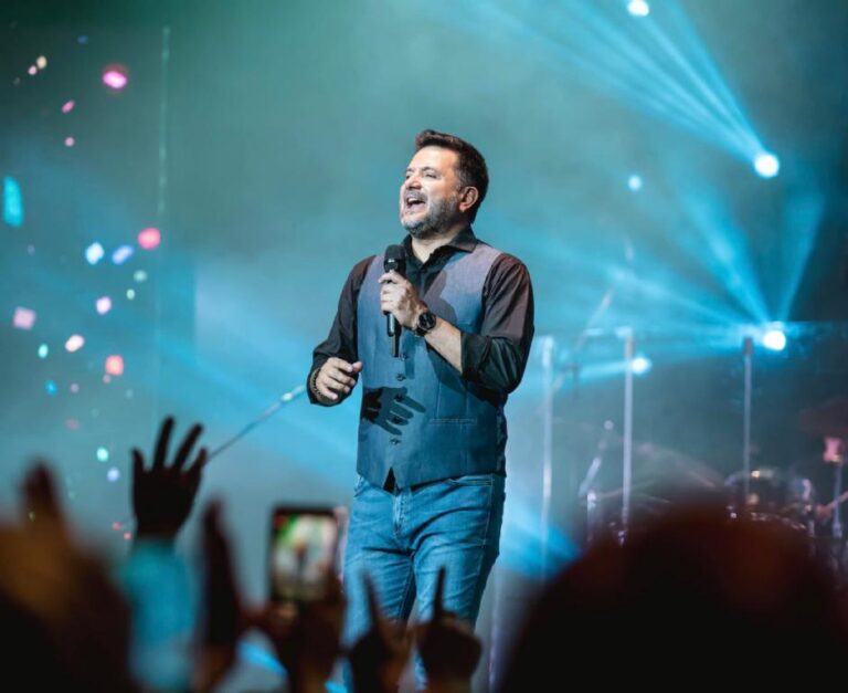 Qué canciones y temas populares ha interpretado Jorge Rojas 5 jorge rojas cantando en un escenario