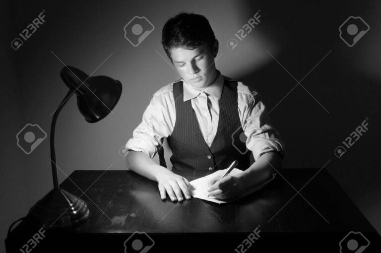 joven escribiendo una carta en su escritorio