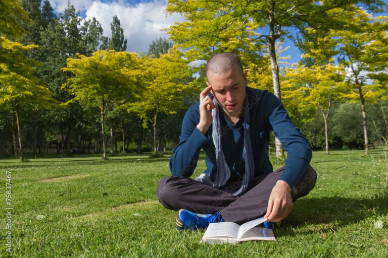 Qué es "It Ends With Us" y por qué es popular en Argentina 3 joven leyendo un libro en un parque