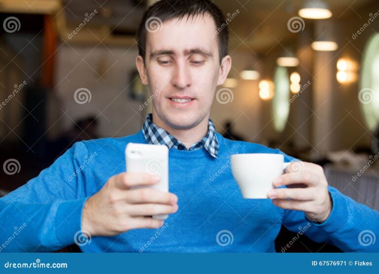 joven usando smartphone en cafe moderno