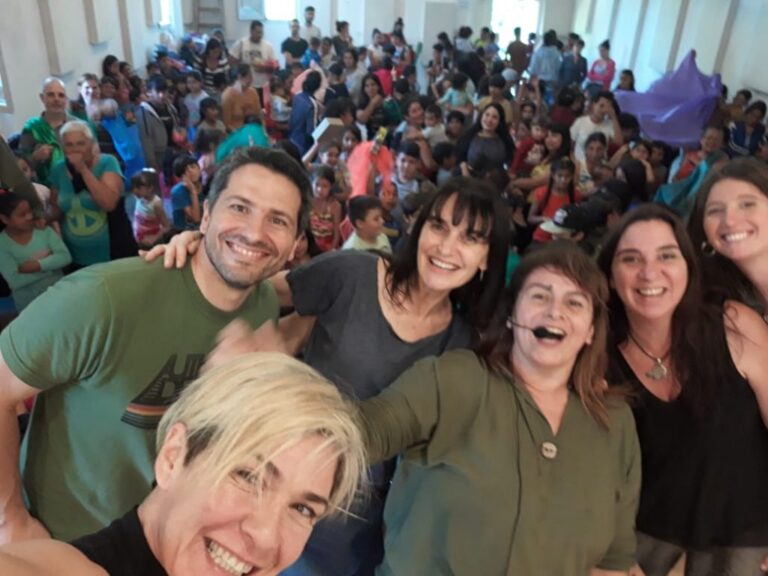 jovenes argentinos riendo y socializando