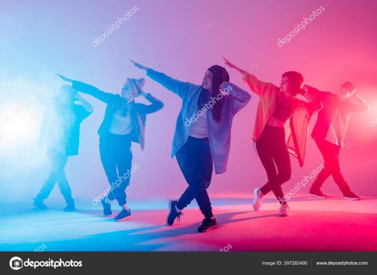 jovenes bailando en un escenario colorido