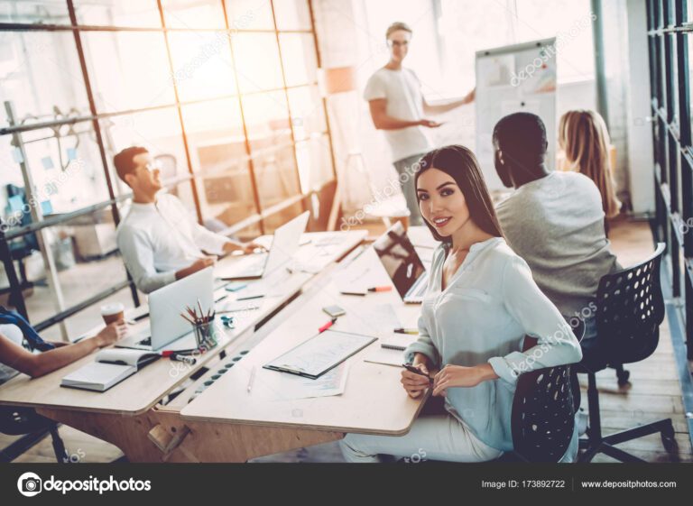 jovenes en una oficina bancaria moderna