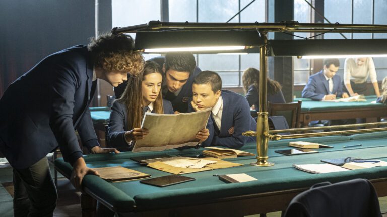 jovenes explorando un internado misterioso