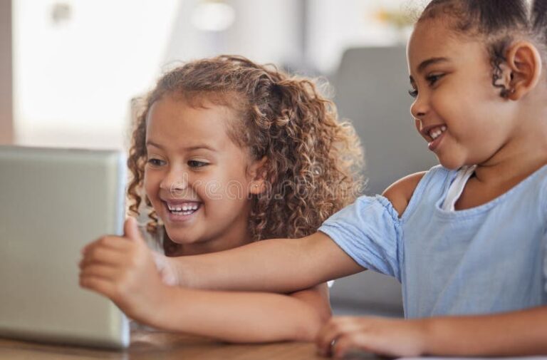 juego en linea con amigos felices