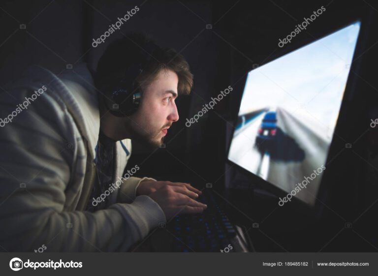 jugador concentrado en pantalla de videojuego