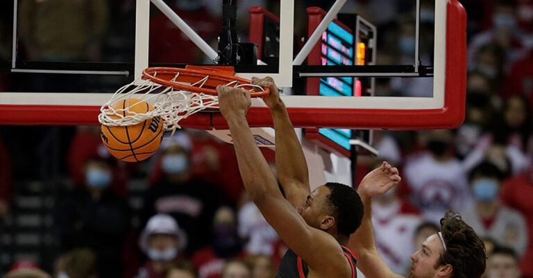 jugador de baloncesto en accion intensa
