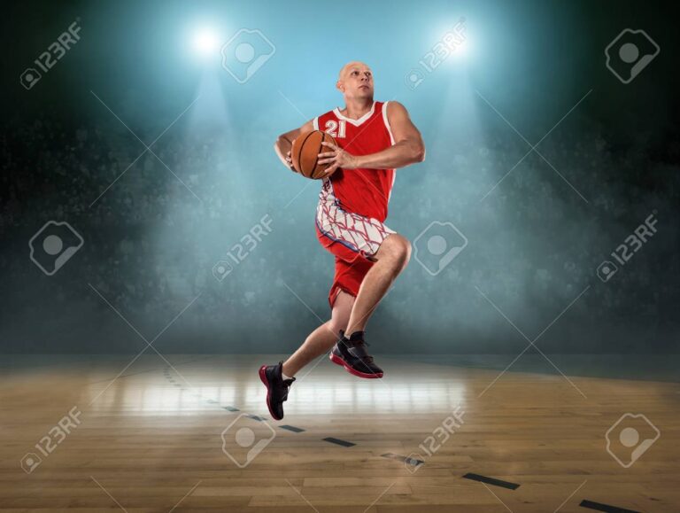 Qué es Kuroko no Basket: Last Game y cuáles son sus principales novedades 25 jugadores de baloncesto en accion dinamica