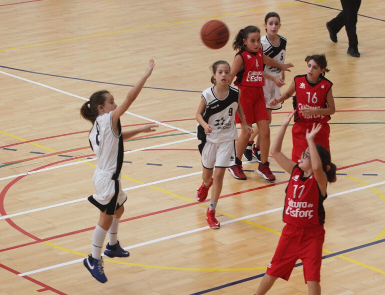 Qué funciones y personajes destacan en The First Slam Dunk 7 jugadores de baloncesto en accion intensa