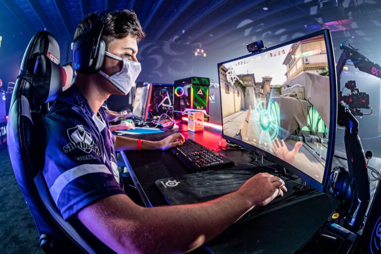 jugadores de esports en accion durante torneo