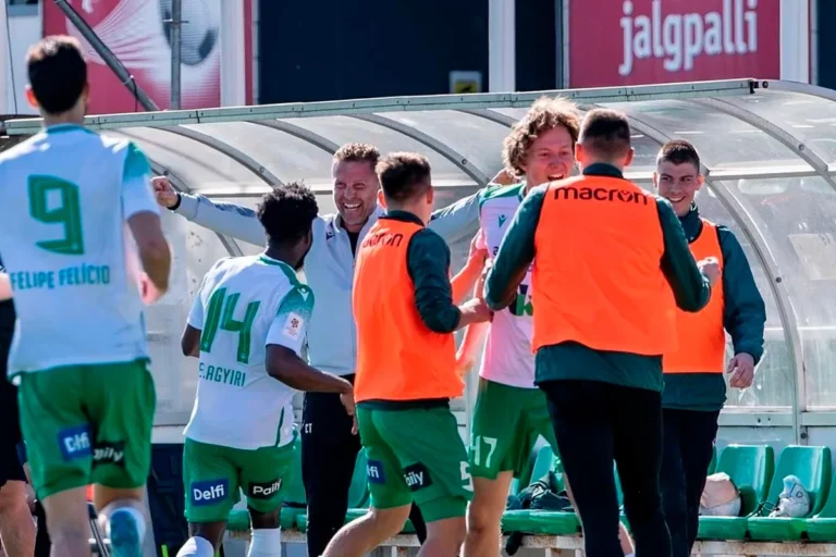 jugadores de futbol entrenando en estonia