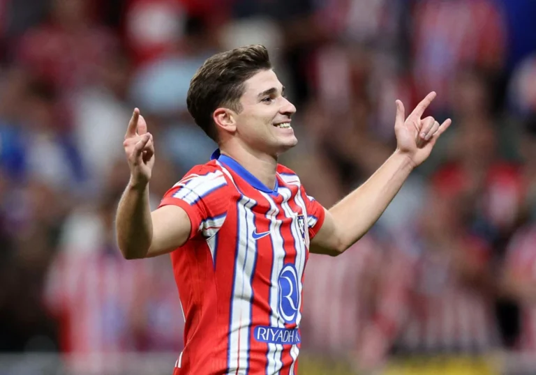 julian alvarez celebrando un gol en el campo
