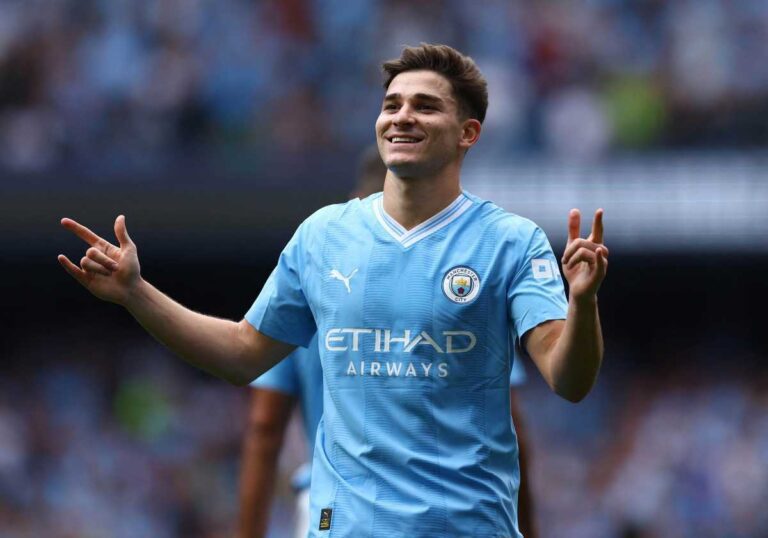 julian alvarez en accion con manchester city