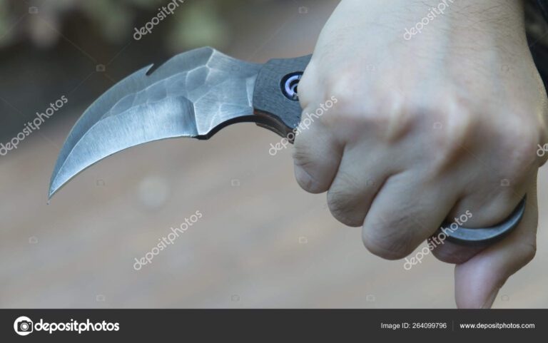 karambit en mano sobre fondo oscuro