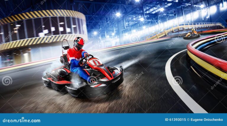 Qué características hacen único a Mario Kart: Double Dash 11 karts compitiendo en pista colorida