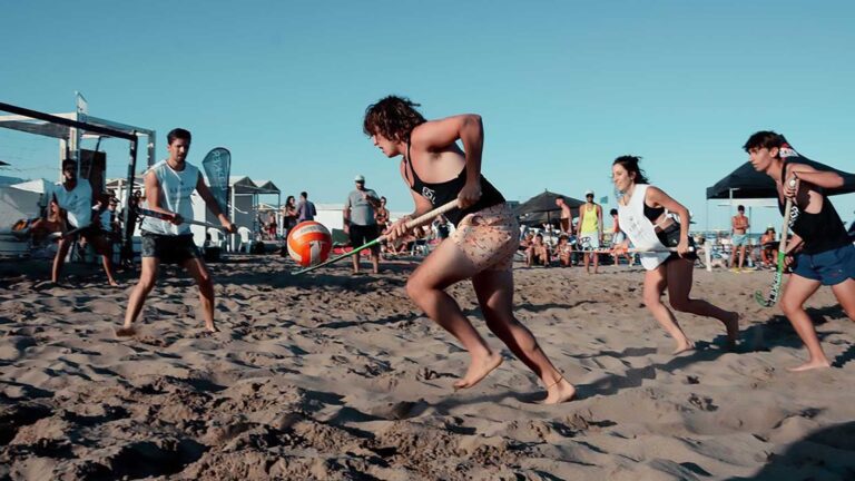 kayakistas disfrutando en la playa de pinamar