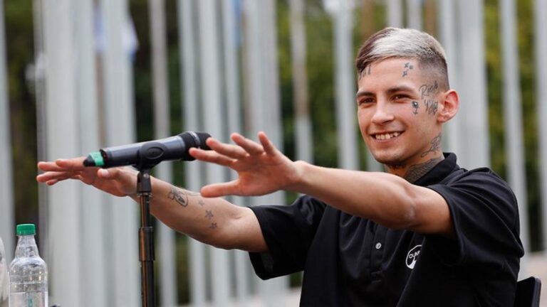 l gante con billetes en un ambiente festivo