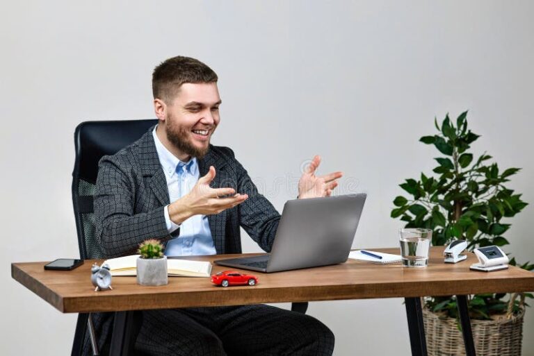 l sentado en una silla con su laptop