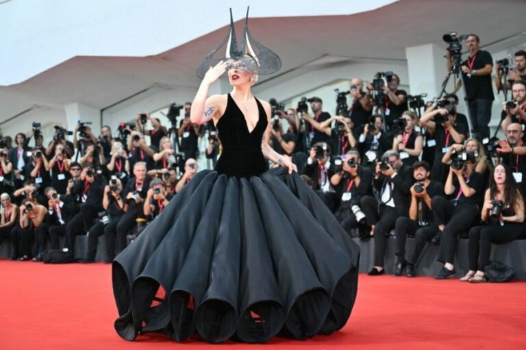 lady gaga en un vestido dramatico
