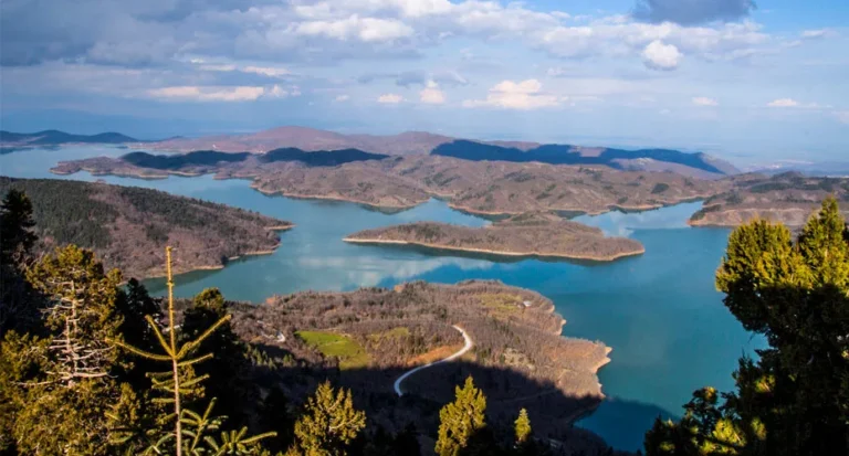 lago escondido rodeado de naturaleza exuberante