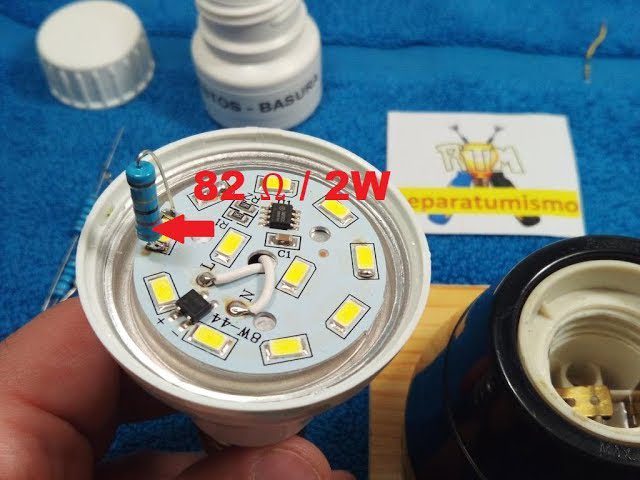 lampara led siendo reparada con herramientas