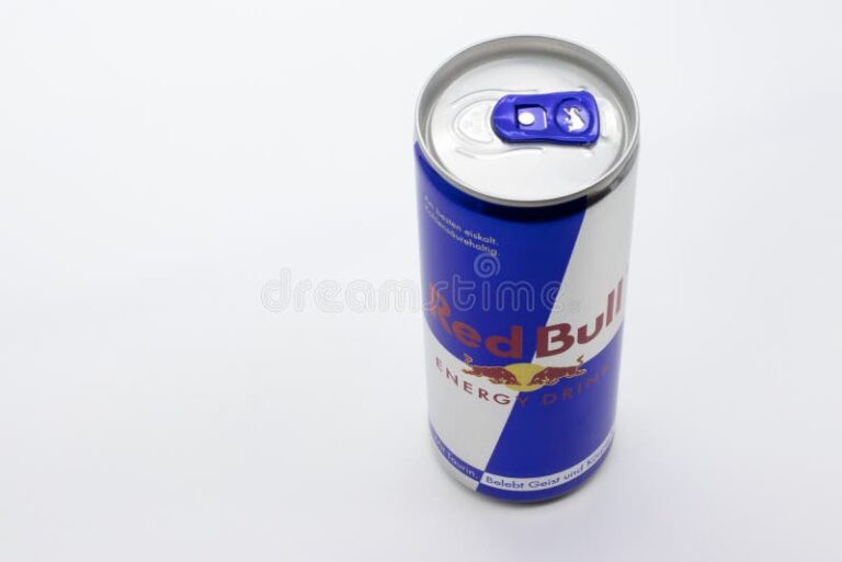 lata de red bull sobre fondo claro