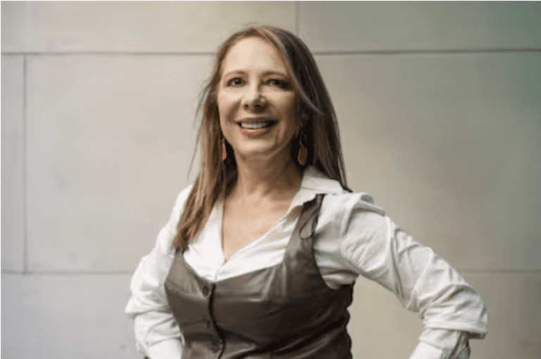 laura di marco hablando en un evento politico