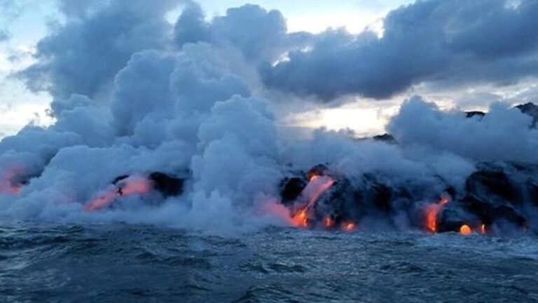 lava entrando en contacto con el oceano