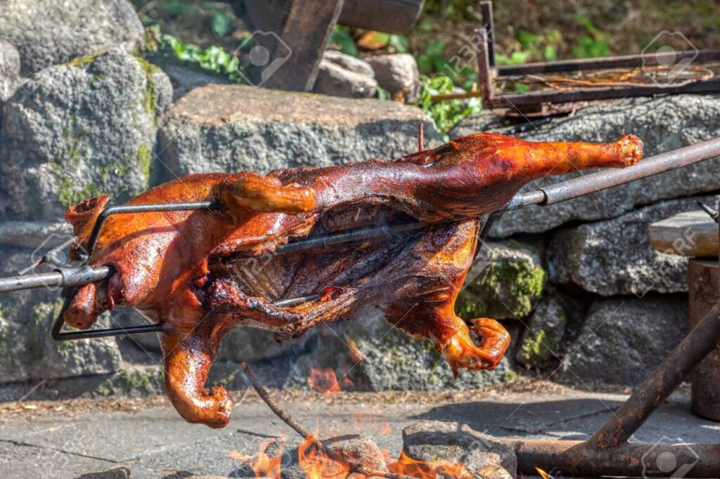 De qué lado se coloca el lechón a la parrilla para asar correctamente