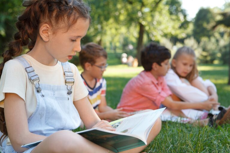 lectores disfrutando de libros en un parque