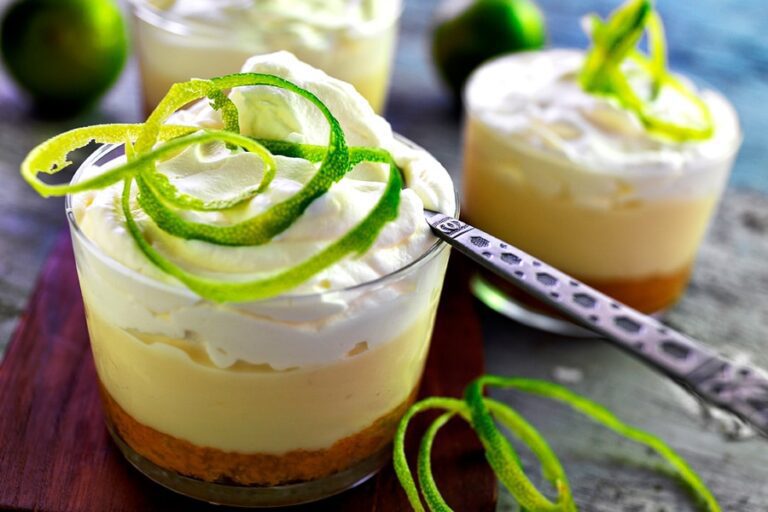 lemon pie con decoracion de limon fresco