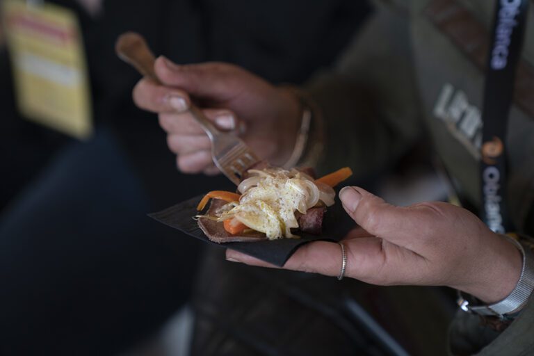 lengua al escabeche en un plato atractivo
