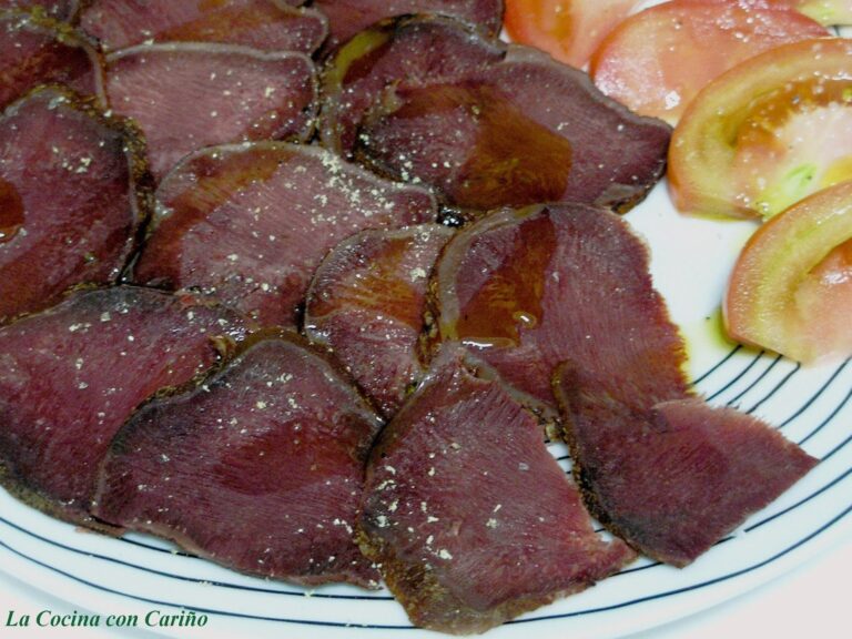 lengua en escabeche sobre una mesa rustica