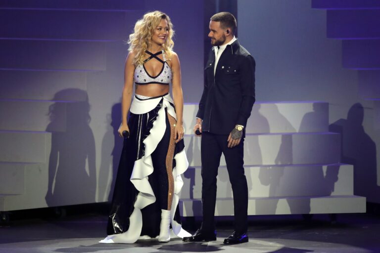 liam payne y rita ora en un escenario