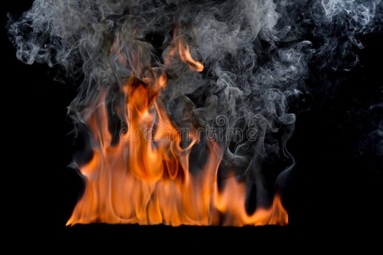 llama ardiente sobre fondo oscuro