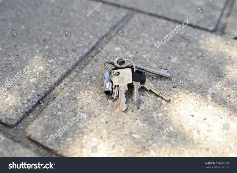 llave perdida sobre un fondo urbano