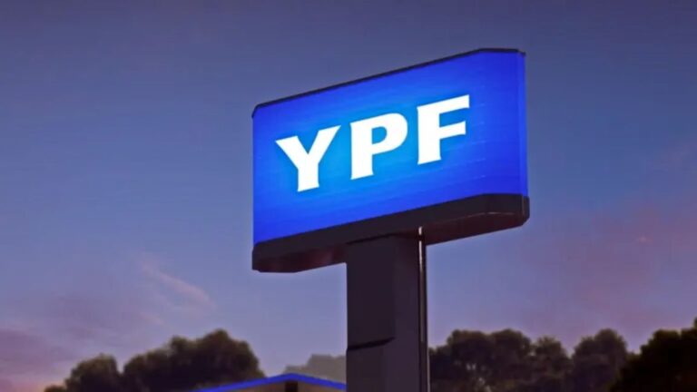 logo de ypf en un entorno profesional