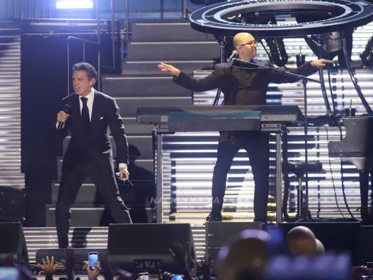 luis miguel cantando en un escenario brillante