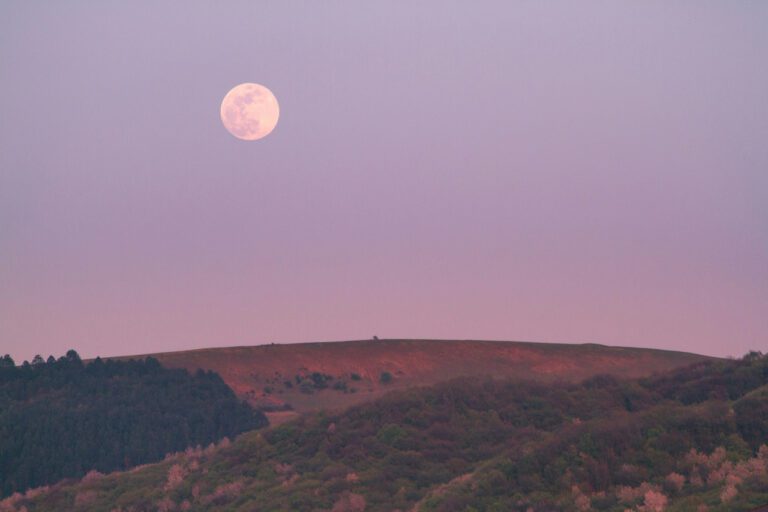 luna rosa sobre paisajes argentinos nocturnos