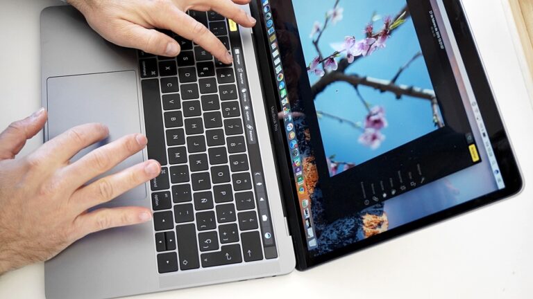 macbook pro con touch bar en uso