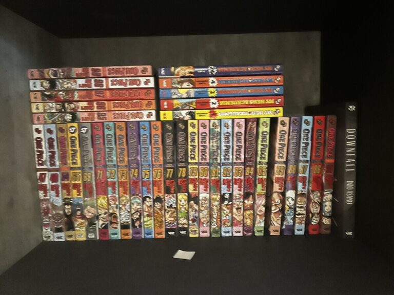 manga colorido de one piece en estanteria